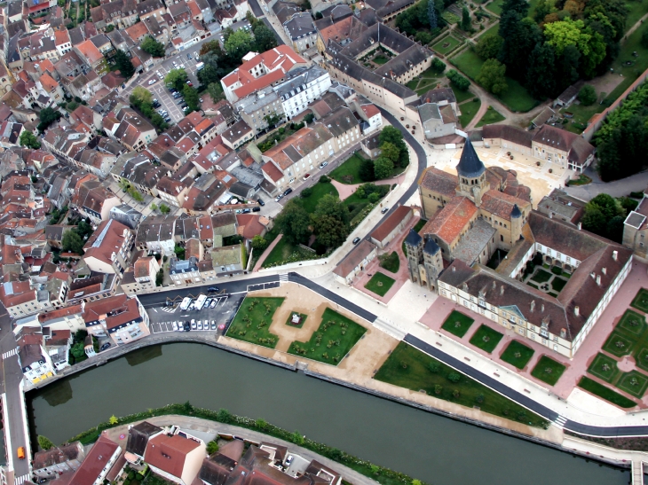 La Basilique de Paray le Monial vue d'une montgolfiére - Paray-le-Monial