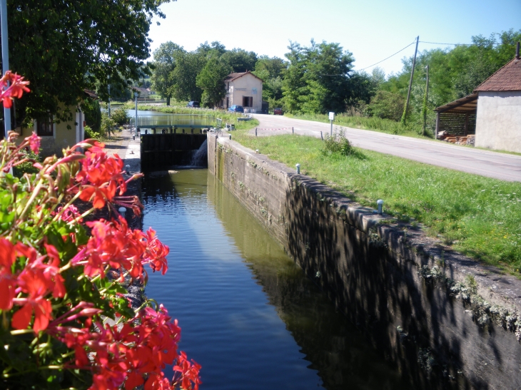 Vue sur le canal du Centre - Saint-Bérain-sur-Dheune