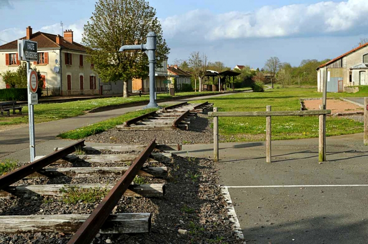 En venant de Cluny. Au début la ligne a été exploitée  par des locomotives à vapeur d'où la présence du vieux manche à eau. - Saint-Gengoux-le-National