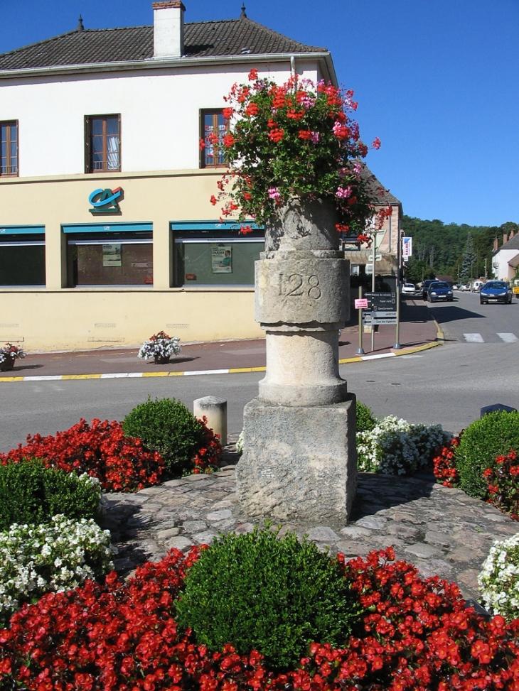 Borne romaine. - Saint-Gengoux-le-National