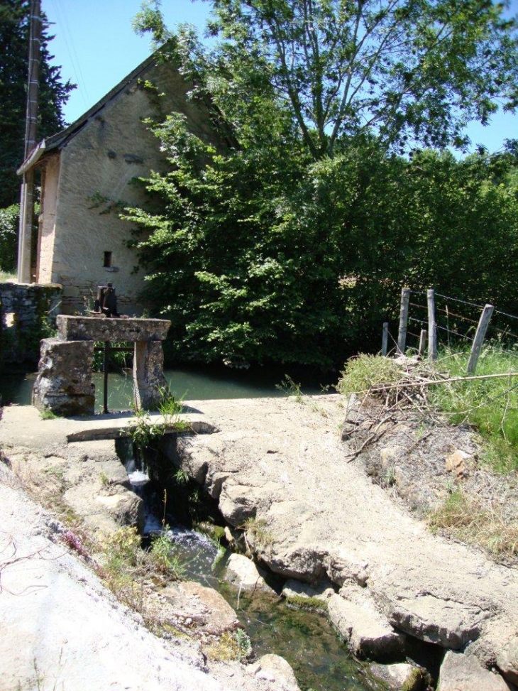 Saint-Gengoux-le-National (71460) Moulin sur le Nourue a Pontot 