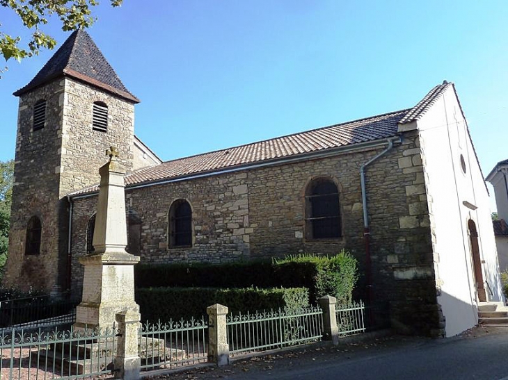 L'église et le monument aux morts - Saint-Symphorien-d'Ancelles