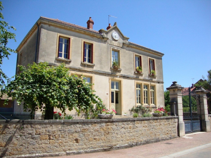 Saint-Vallerin (71390) école