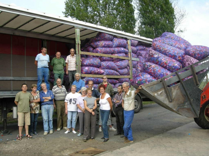 Chargement de 11 tonnes de bouchons en plastique triés - Saint-Yan