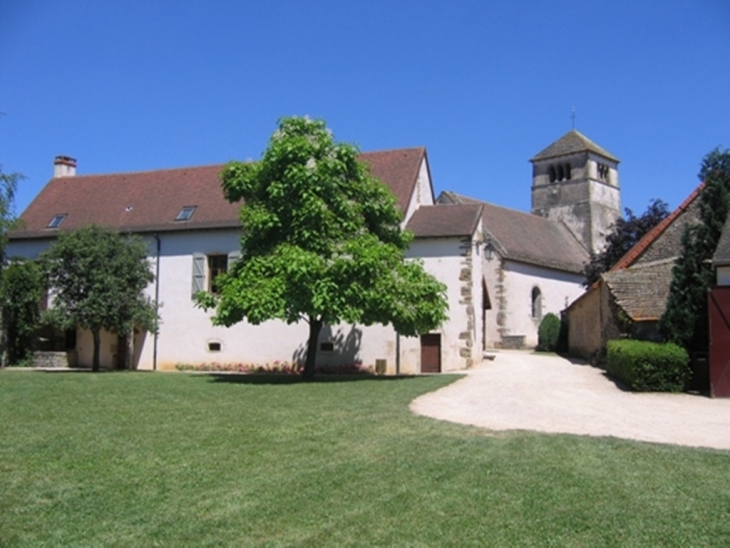 L'église et la cure vue du parc. - Sainte-Hélène