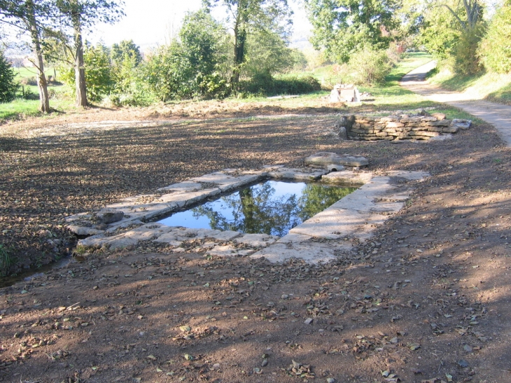 Le lavoir à genoux en cours de remise en état - Sainte-Hélène