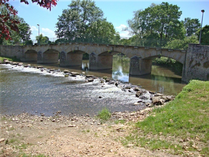 Savigny-sur-Grosne (71460) la Grosne à Messeugne 