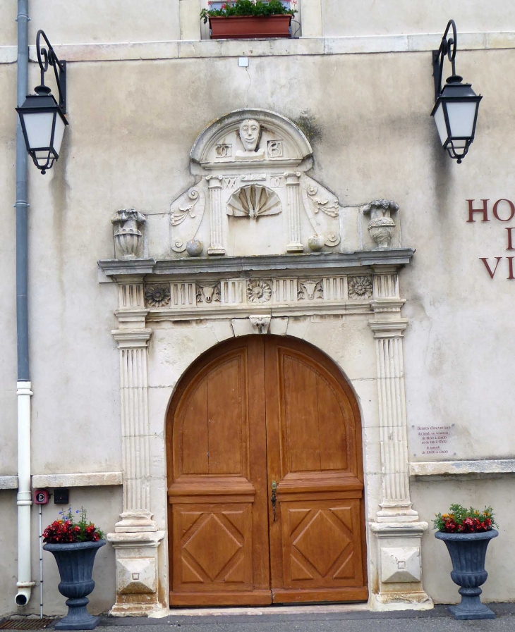 L'entrée de l'hôtel de ville - Sennecey-le-Grand