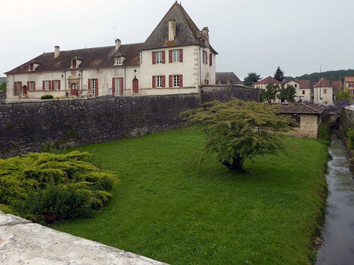 Le château entouré de fossés - Sennecey-le-Grand