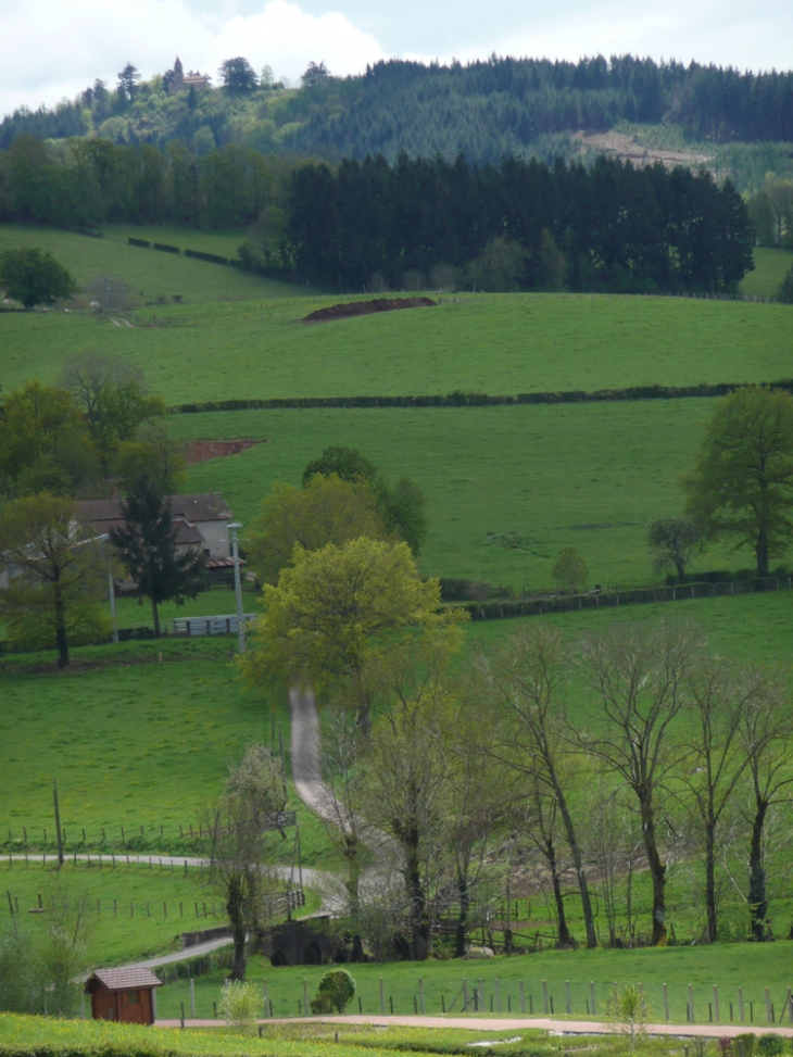 Chapelle de Dun depuis haut chemin Lavoir - Varennes-sous-Dun