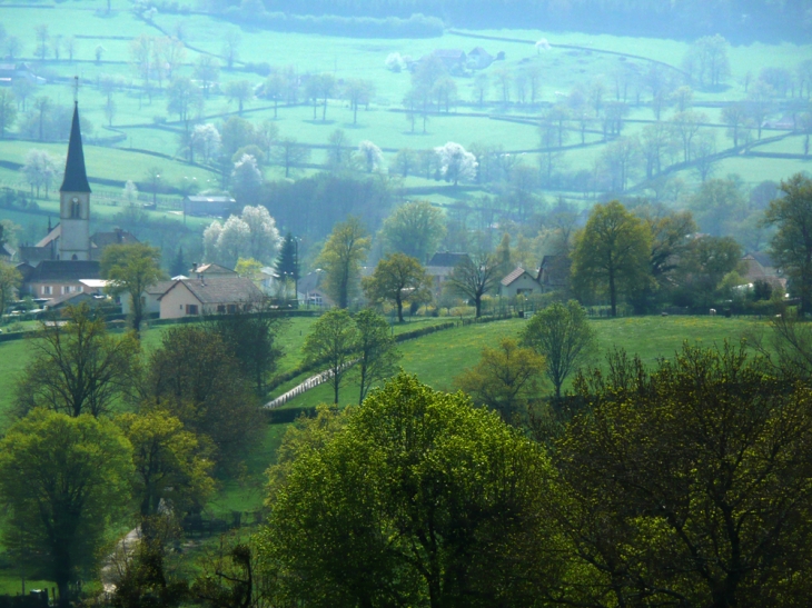 Bourg de Varenne depuis chemin de randonnée - Varennes-sous-Dun