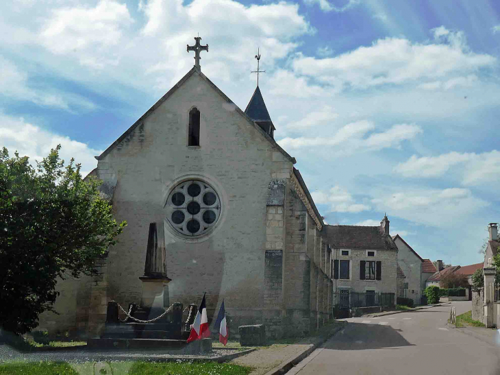 Le monument aux morts au chevet de l'église - Aigremont