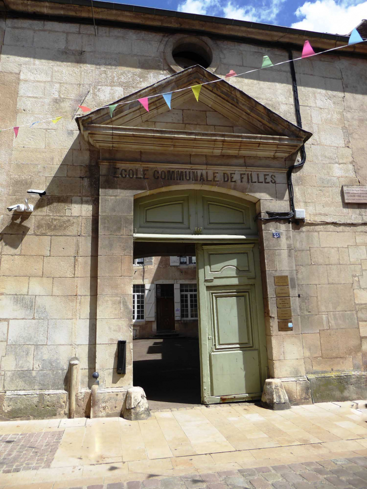 L'entrée de l'école des Filles - Avallon