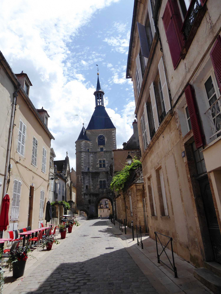 Grande rue Aristide Briand vers la Tour de l'Horloge - Avallon