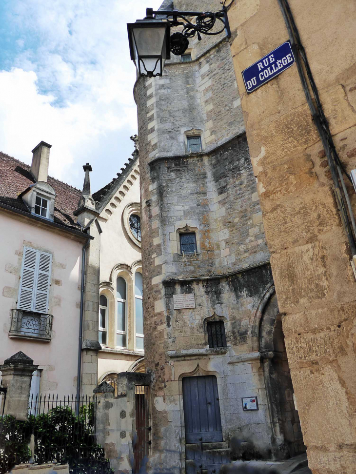 Rue du Collège : la Tour de l'Horloge, aperçu de l'église Saint Lazare - Avallon