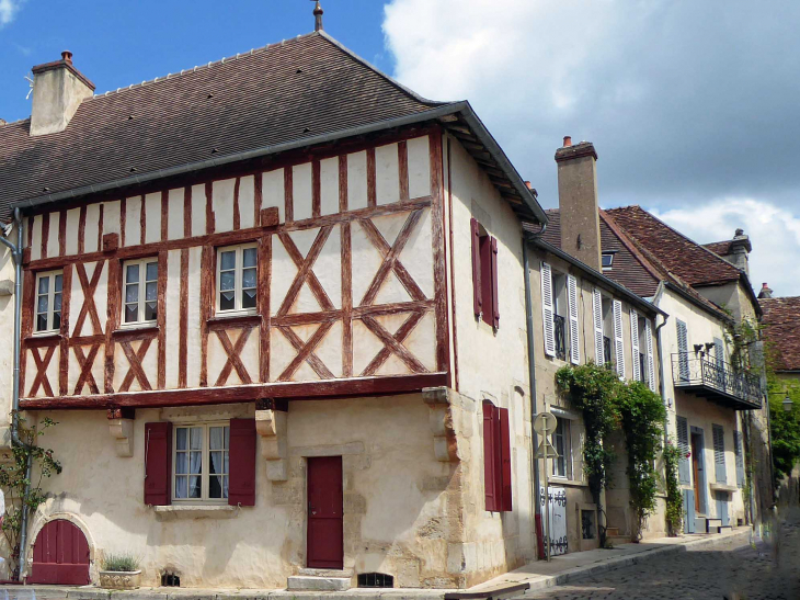 Maison du 15ème siècle  à l'angle de la rue du Collège et de la rue Maison Dieu - Avallon