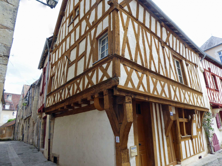 Maison du 15ème siècle  à l'angle de la rue Maison Dieu et de la rue Masquée - Avallon