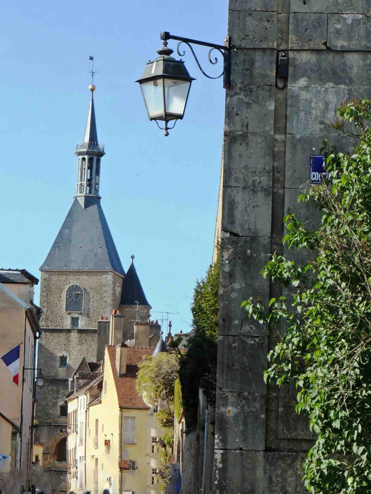 Rue Bocquillot  : la tour de l'horloge - Avallon