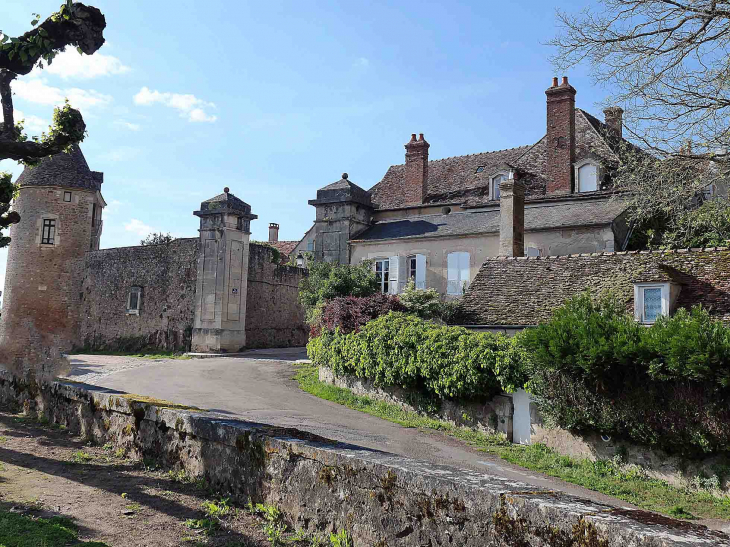 Les remparts et la petite porte - Avallon