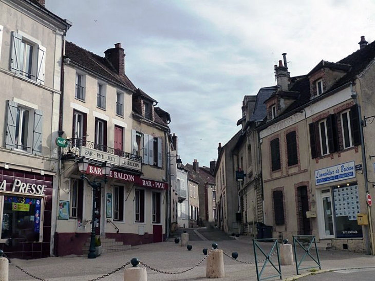 Une rue de la ville - Brienon-sur-Armançon