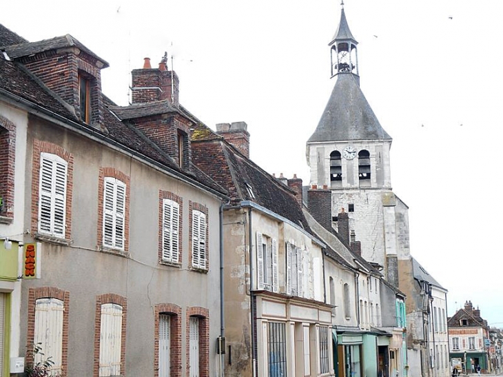 La rue principale vers la collégiale - Brienon-sur-Armançon