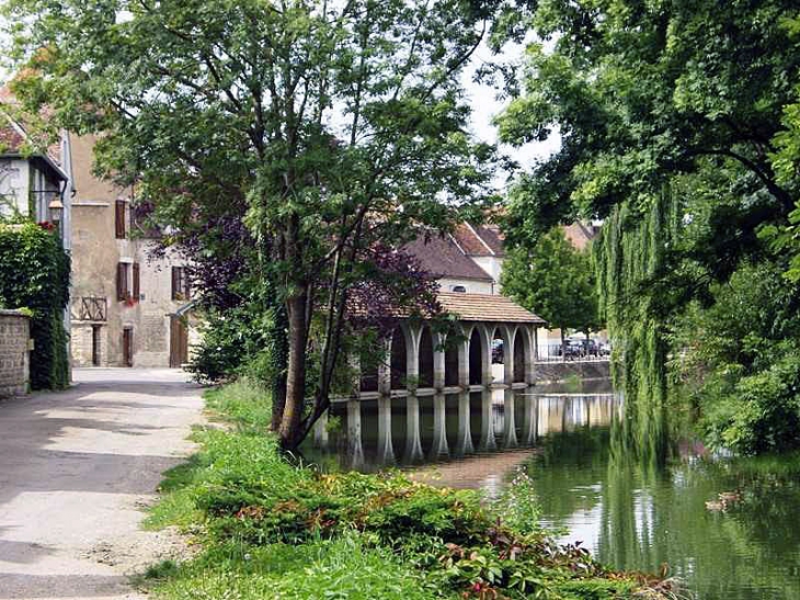 L'ancien lavoir au bord du Serein - Chablis