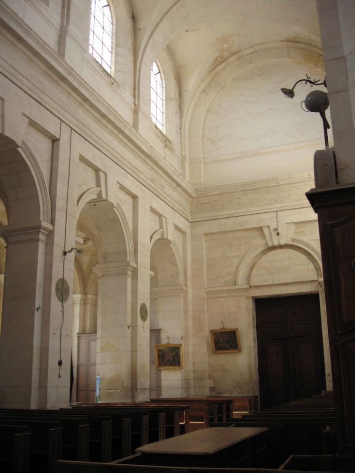 Intérieur de l'église - Coulanges-la-Vineuse