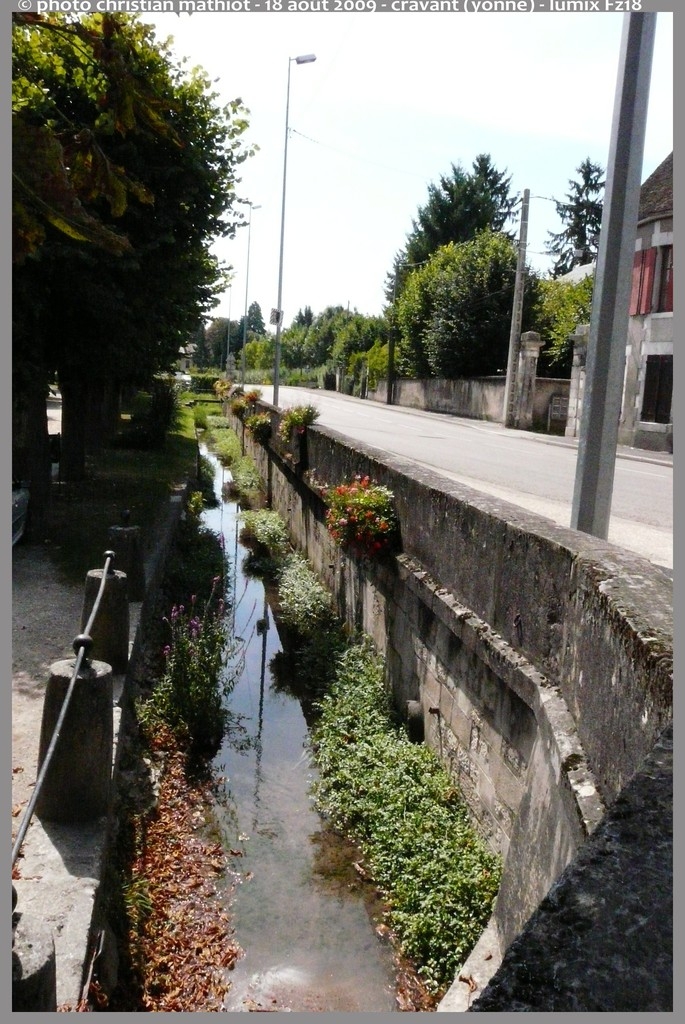 Le ruisseau qui longe le village - Cravant