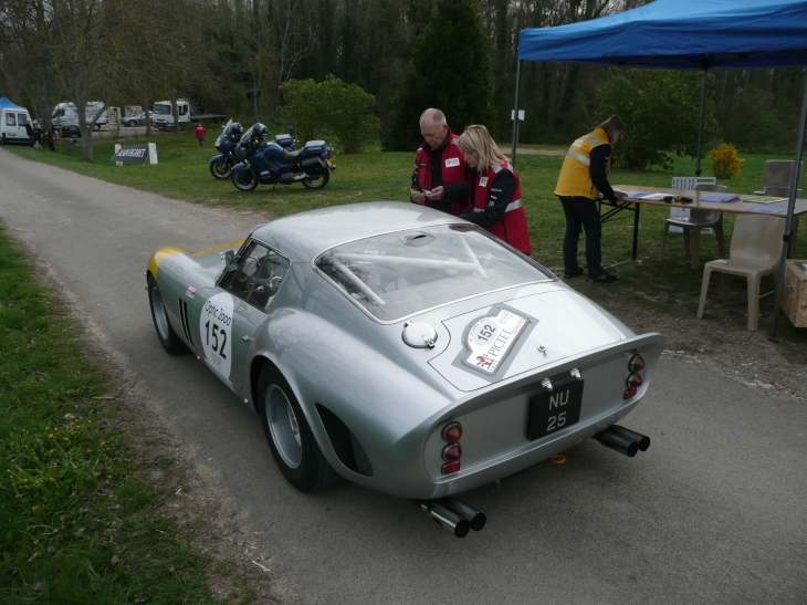 Ferrari 250 GTO devant le contrôle du Tour Auto 2012 route de Mormont - Égleny