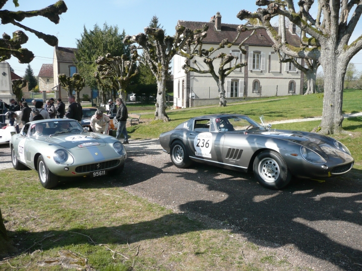 Ferrari 275 GTB lors du passage du Tour Auto 2012 place St Etienne - Égleny