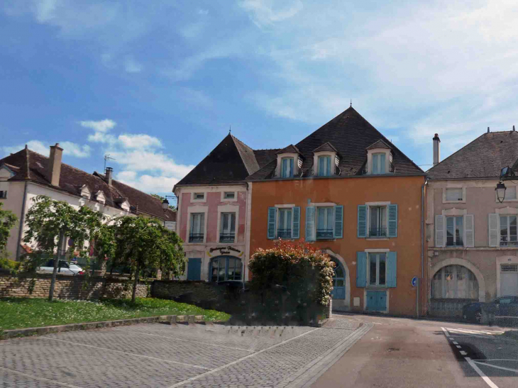 Les maisons sur la place - Épineuil