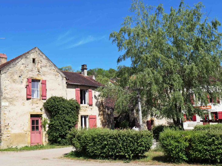 Maisons sur la place - Foissy-lès-Vézelay