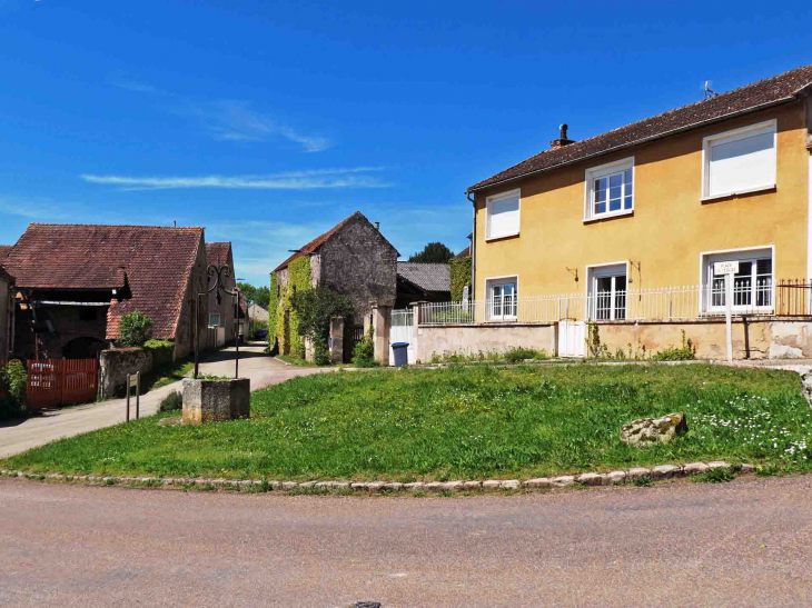 Le centre du village - Girolles