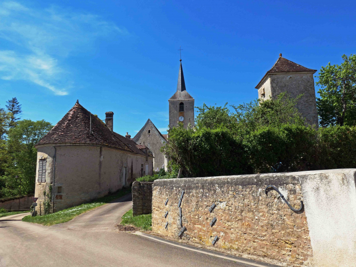 La rue de l'église - Girolles