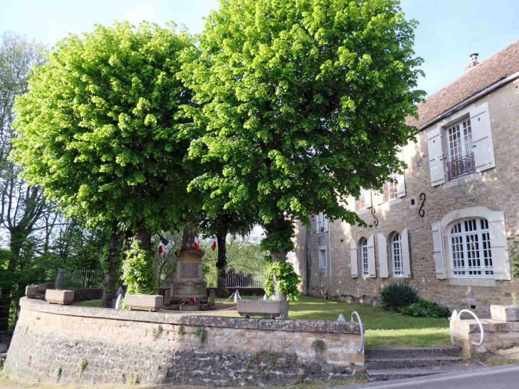 Place du monument aux morts - Givry