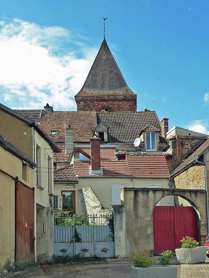 Le clocher derrière les maisons - Guillon