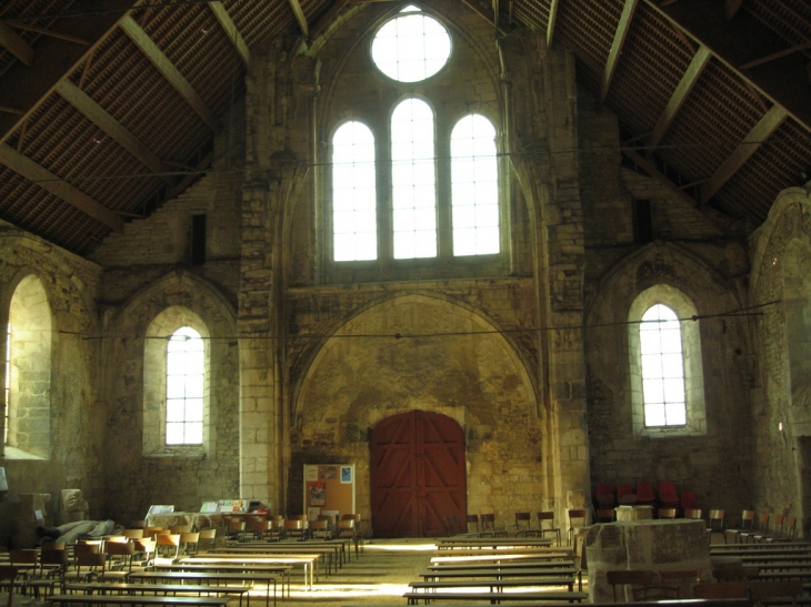 Interieur église vers le portail - Gy-l'Évêque