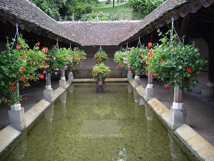 Lavoir couvert - Gy-l'Évêque