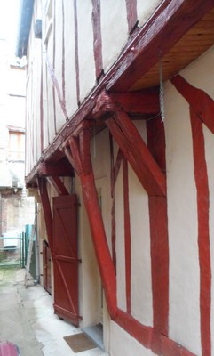 Maison de bois à encorbellement.  - Joigny