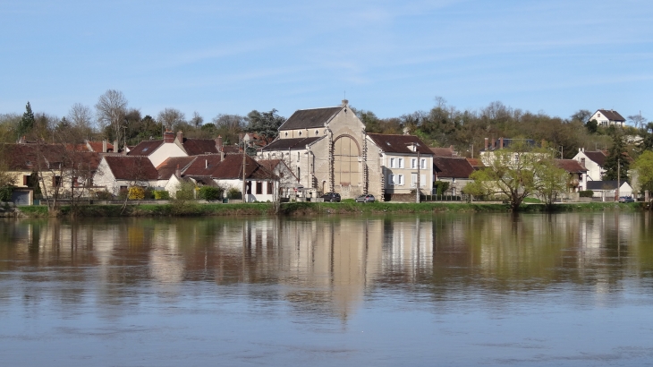 La chapelle Notre-Dame des écoles de Laroche Saint Cydroine - Laroche-Saint-Cydroine