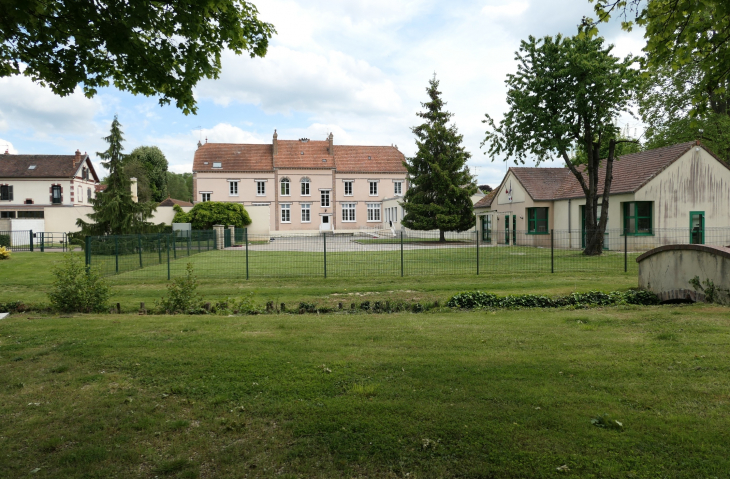 Le centre administratif et culturel du village - Malay-le-Grand