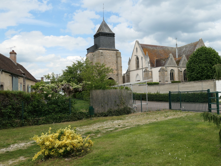 L'église dans le village - Malay-le-Grand