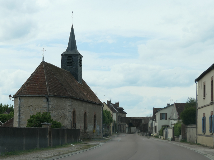 En traversant le village - Malay-le-Petit