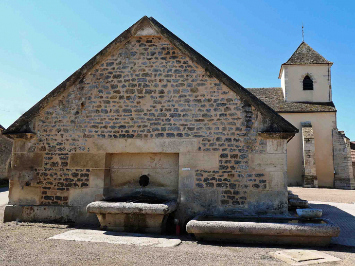 La fontaine devant le lavoir - Menades