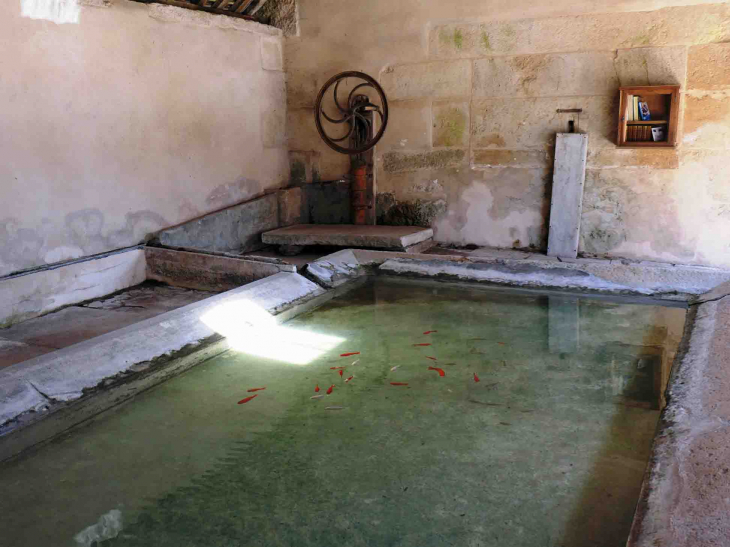 L'intérieur du  lavoir - Menades