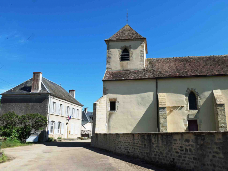 La mairie et l'église - Menades