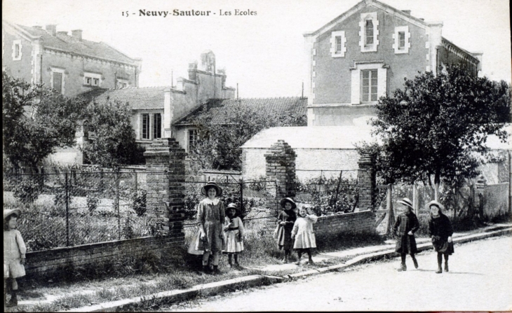 Les Ecoles, vers 1910 (carte postale ancienne). - Neuvy-Sautour