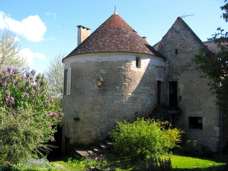 Un des anciens moulins, chambres d'hôtes, en bordure du Serein - Noyers