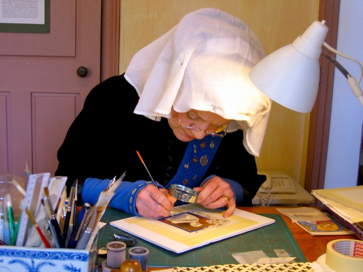 Sous cette coiffre du 14°s, on s'adonne toujours aux enluminures - Noyers