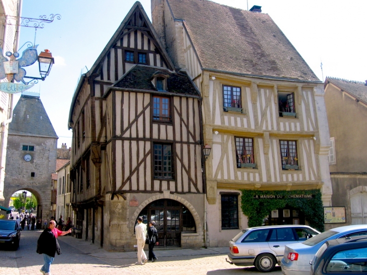 Sur le place de l'Hôtel de Ville, la maison du schématisme - Noyers